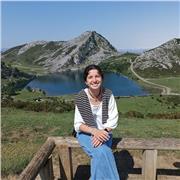 Me considero una persona implicada y entusiasta. Termino este año el grado de Educación Primaria, y daría clases en Bilbao  a niños de entre 6 y 12 años.